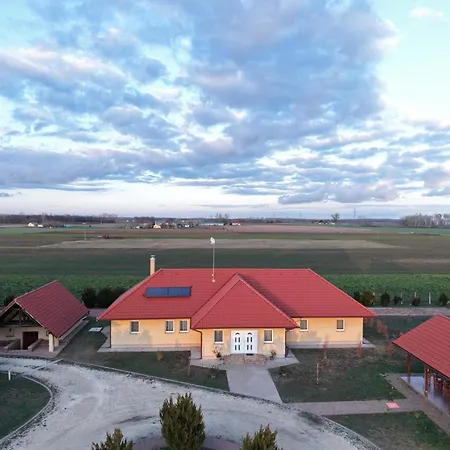 Casa de hóspedes Bencsik Tanya - Szálláshely&rendezvényház Szentkiraly